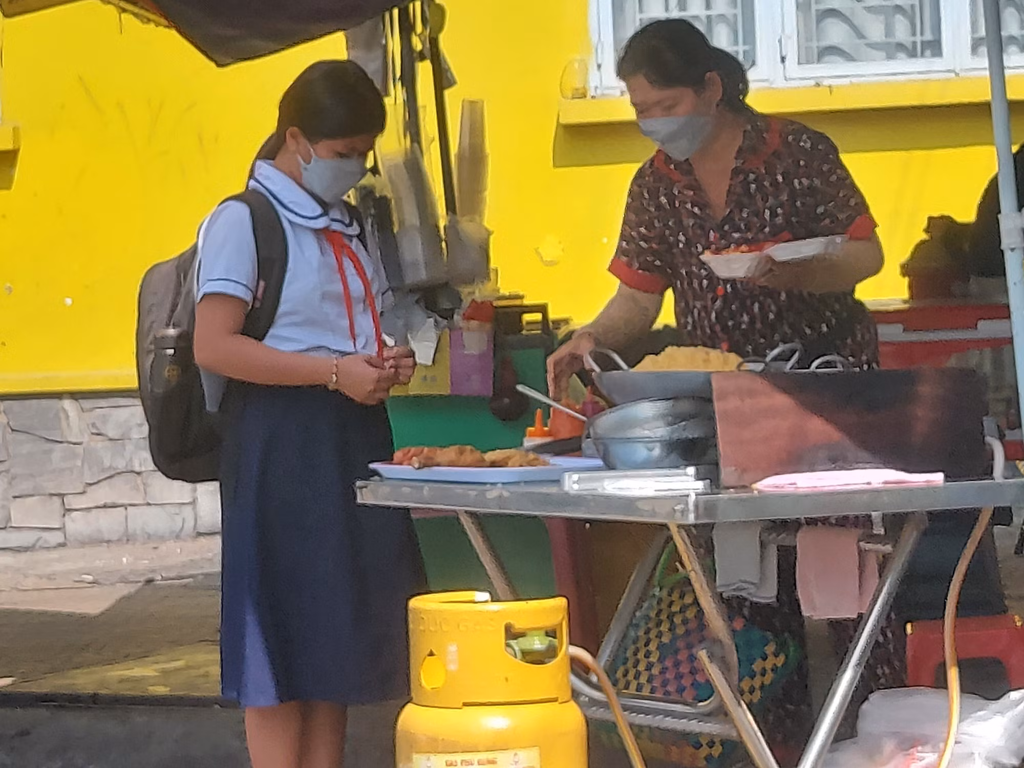 Hàng loạt vụ học sinh ngộ độc thực phẩm: Cần xử lý nghiêm hàng quán bủa vây trường học -0