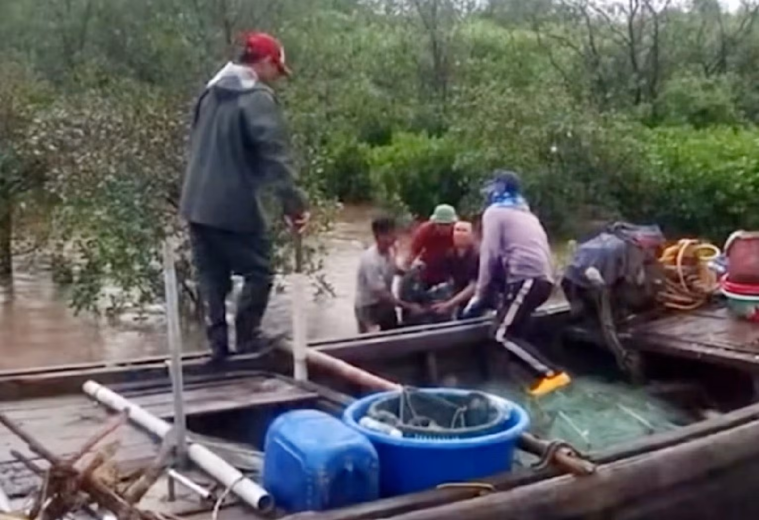 Sét đánh lật thuyền trên sông Chanh, 2 vợ chồng thương vong -0