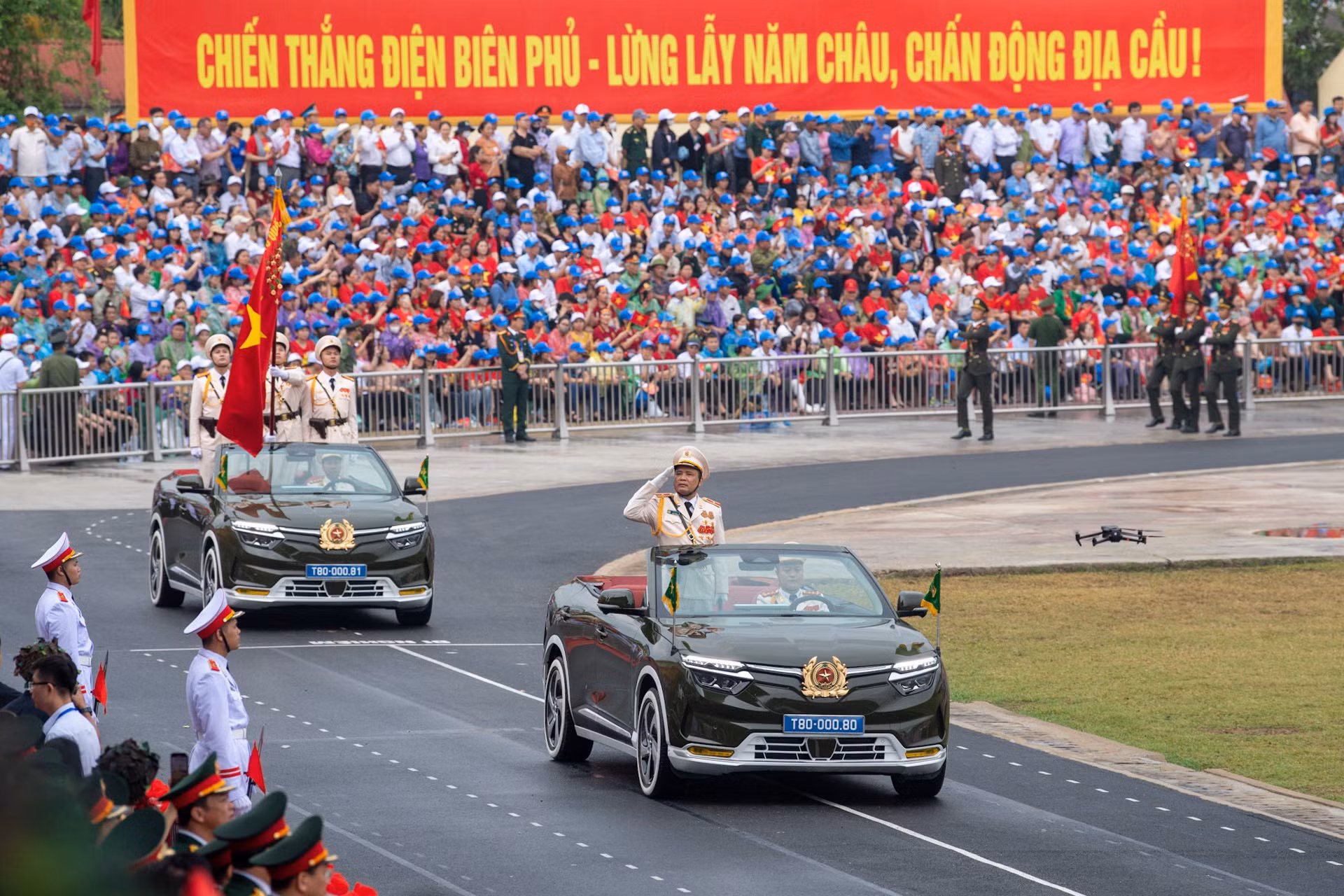 Điều ít biết về VinFast VF 8 mui trần chở Quân kỳ tại Lễ kỷ niệm 70 năm Chiến thắng Điện Biên Phủ -0
