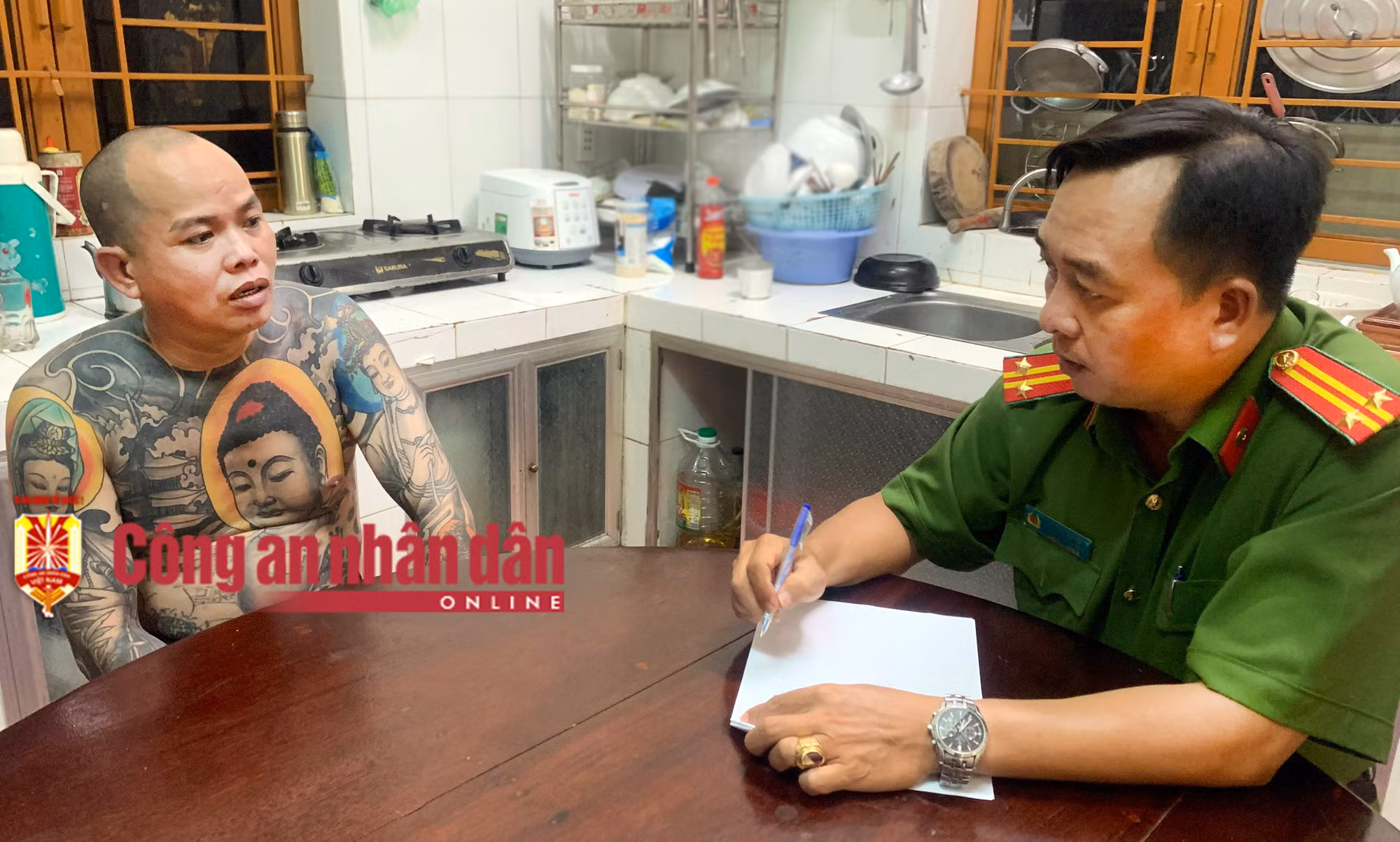 Sử dụng ma túy xong, lấy súng bắn lên trời cho vui -0