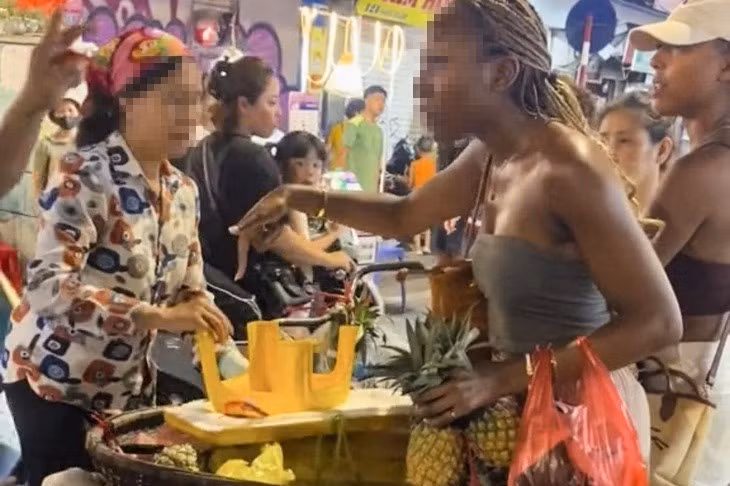 Thực - hư vụ bán 3 quả dứa giá 500 nghìn đồng cho du khách nước ngoài -0