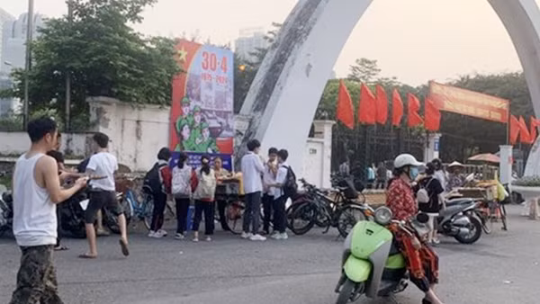 Xe xiên bẩn bủa vây công viên, trường học