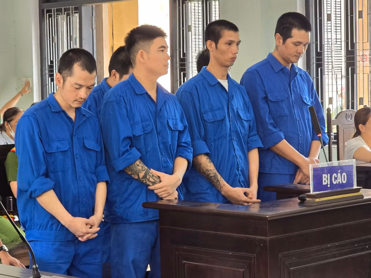 Dùng súng quân dụng để 