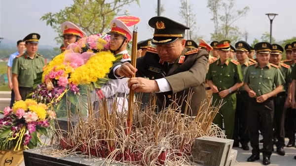 Bộ trưởng Tô Lâm dâng hương, dâng hoa tại Đền thờ liệt sĩ Chiến trường Điện Biên Phủ