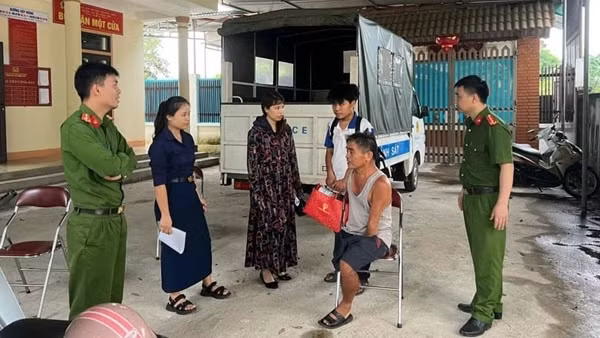Công an xã dùng xe chuyên dụng đưa bé trai đi lạc về nhà