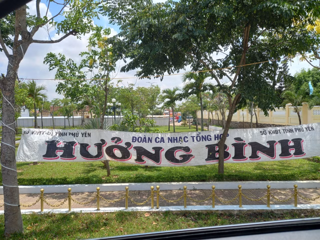  Đoàn ca nhạc tư nhân ghi danh cơ quan nhà nước trên băng rôn quảng cáo -0