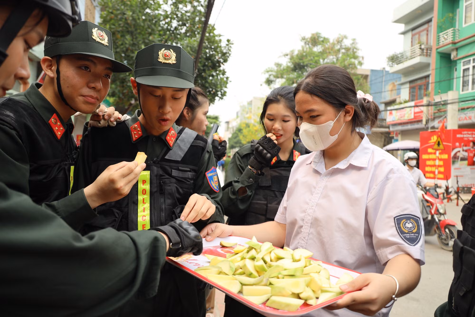 Thắm tình quân dân nơi mảnh đất Điện Biên anh hùng! -1