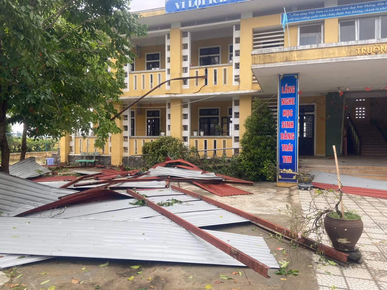 Gió lốc thổi bay mái trường, hàng trăm học sinh phải nghỉ học -1