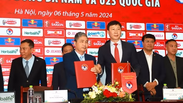 HLV Kim Sang-sik: "Tôi tự tin hoàn thành mục tiêu cùng bóng đá Việt Nam"