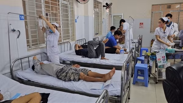 Số người ngộ độc thực phẩm sau khi ăn bánh mì ở Long Khánh đã tăng lên 250 người