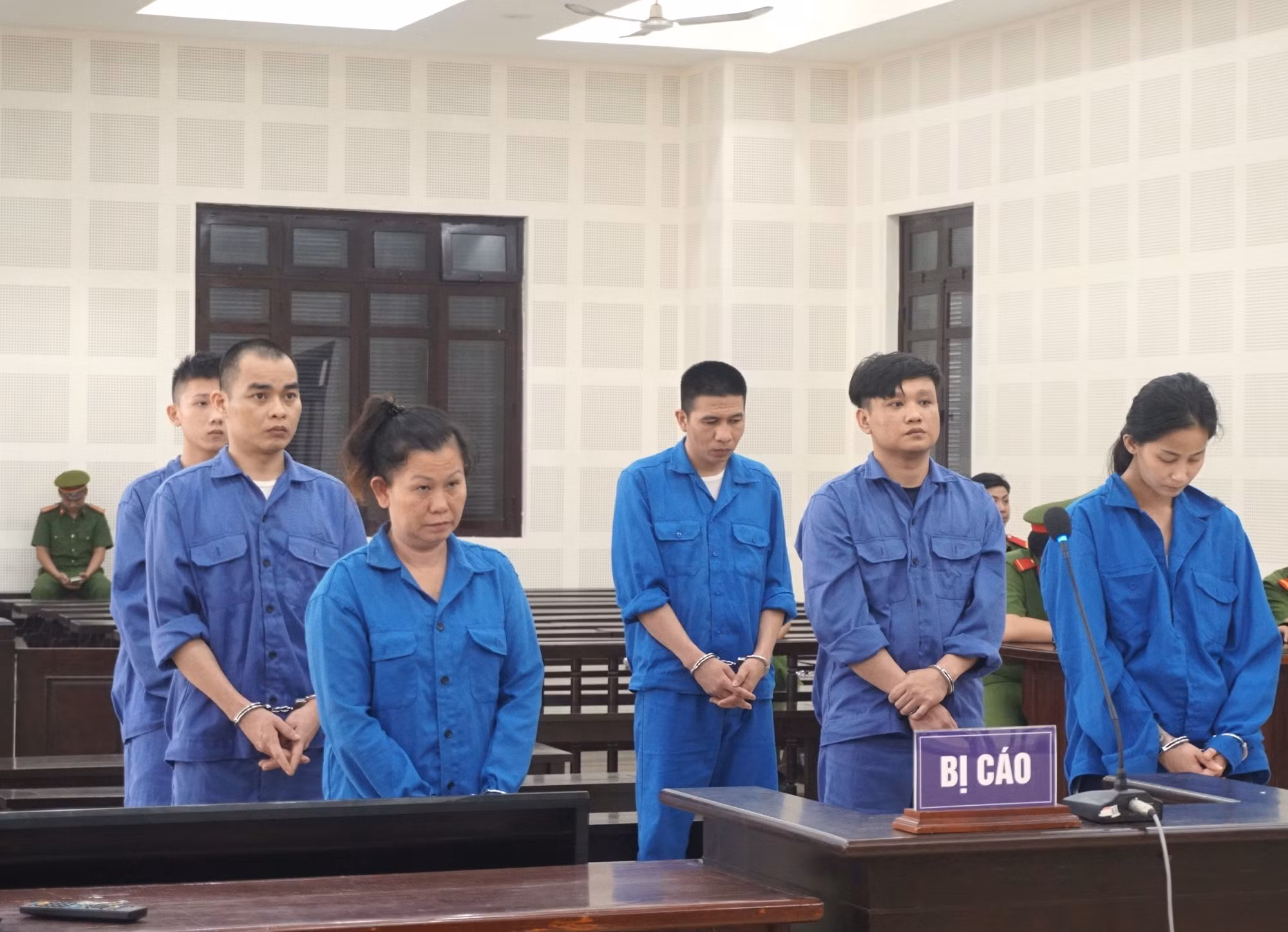 Rủ người tình, con ruột cùng làm tiền giả -0