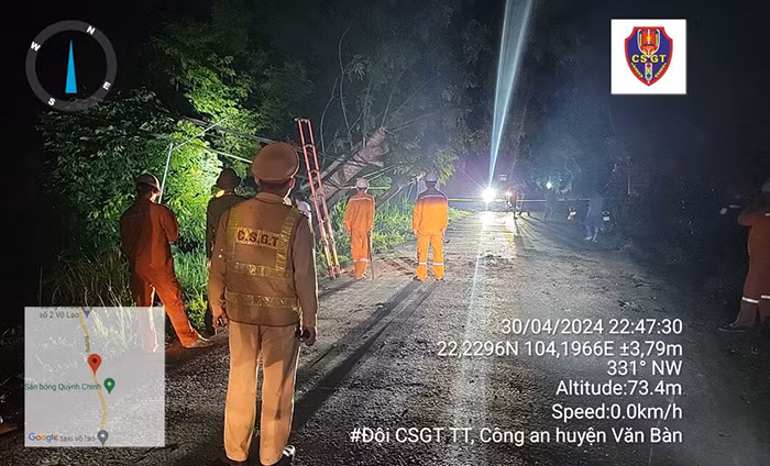 Công an huyện Văn Bàn xuyên đêm khắc phục hậu quả mưa bão -0