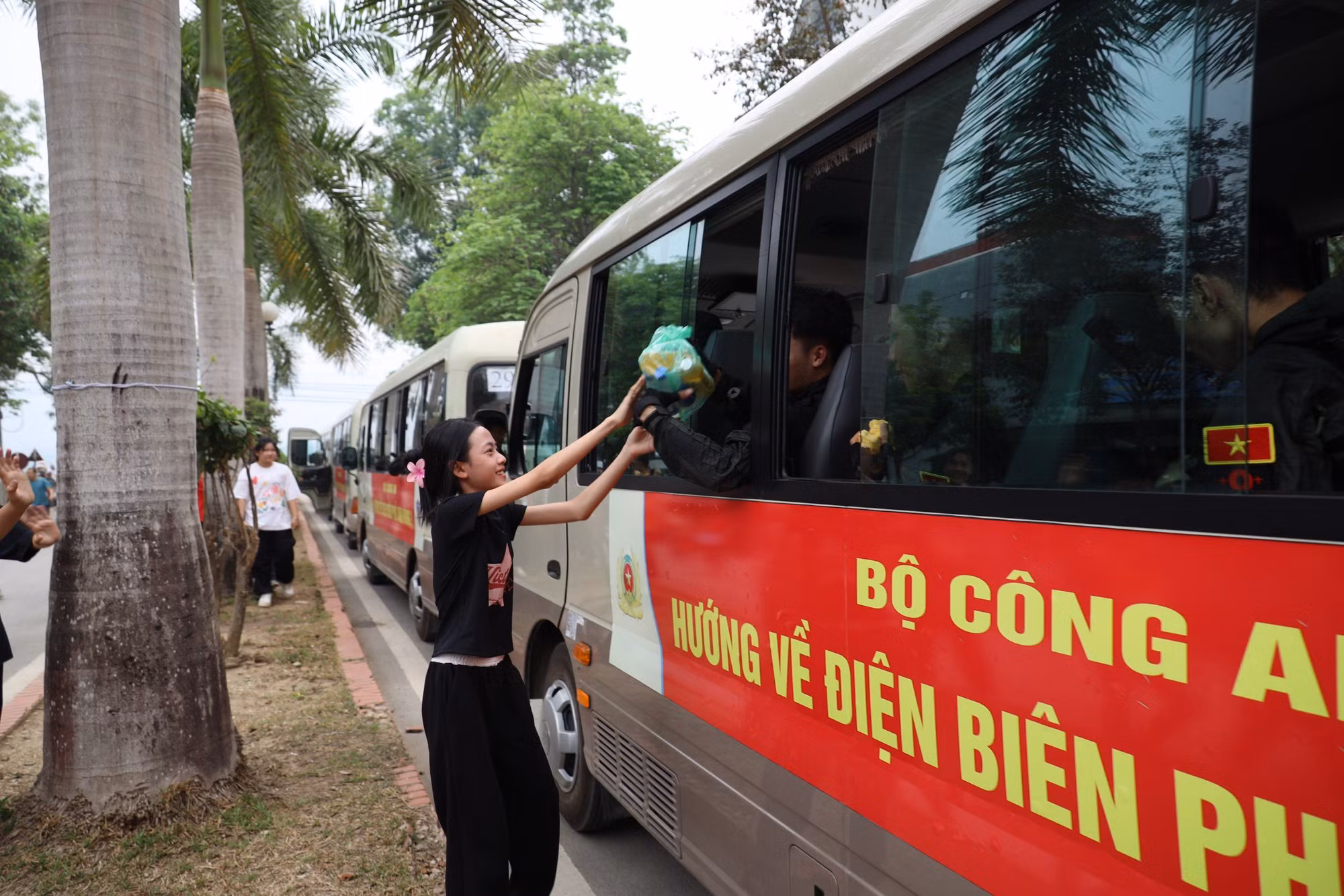 Thắm tình quân dân nơi mảnh đất Điện Biên anh hùng! -0
