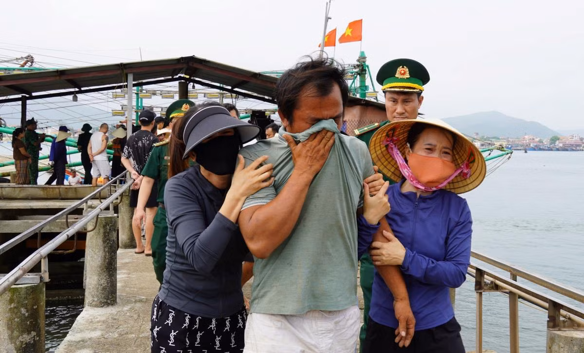 Cứu hộ thành công 4 ngư dân vào bờ an toàn -0