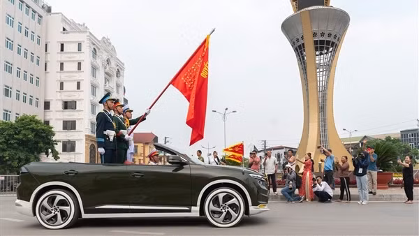 Điều ít biết về VinFast VF 8 mui trần chở Quân kỳ tại Lễ kỷ niệm 70 năm Chiến thắng Điện Biên Phủ