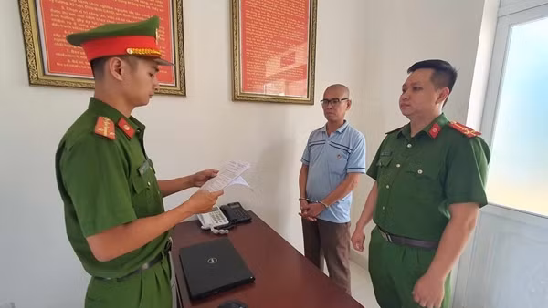 Đi nhậu về đập phá cửa, bị vợ tát nên đâm vợ rồi tự tử