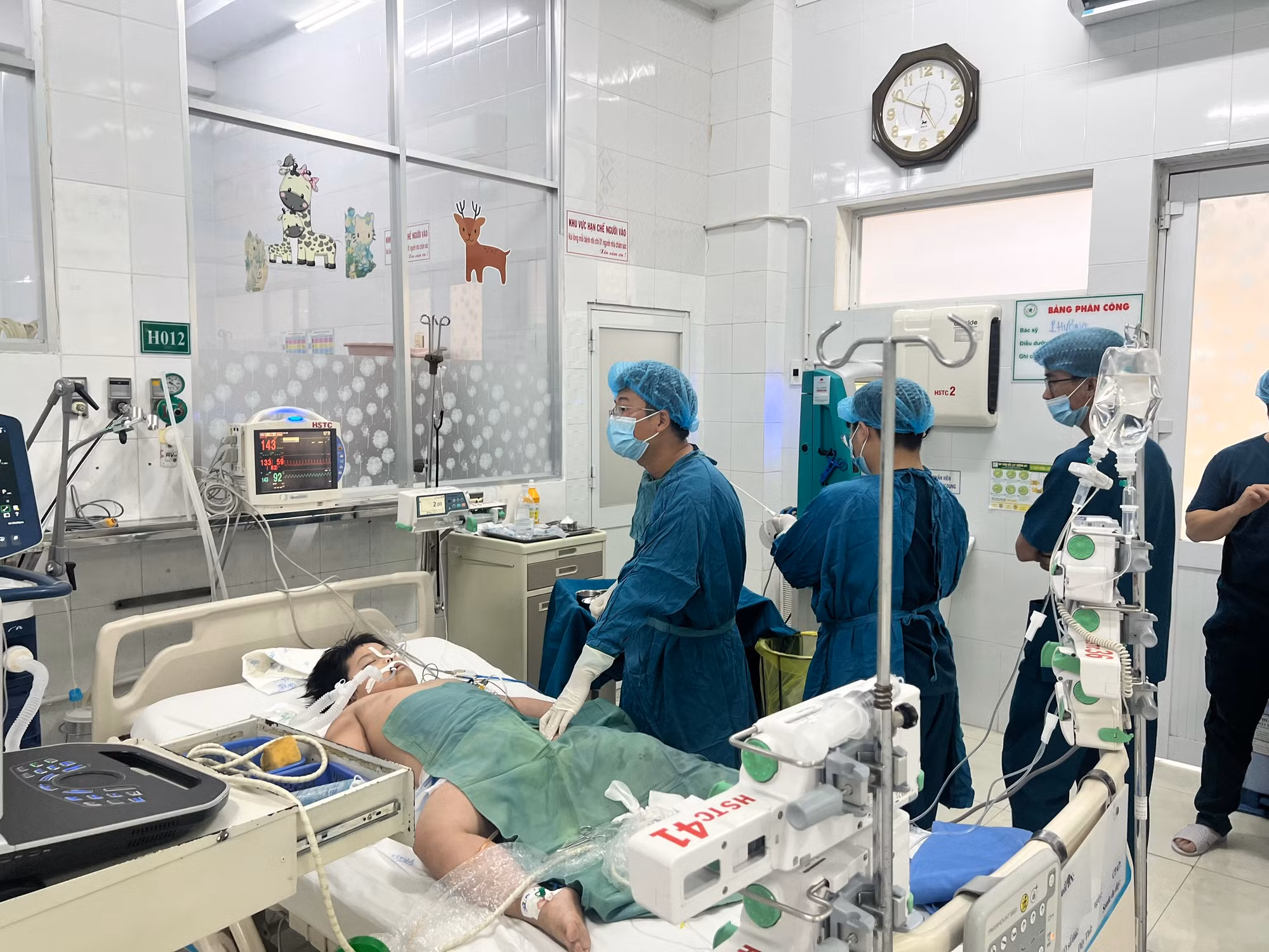 Hàng loạt vụ học sinh ngộ độc thực phẩm: Cần xử lý nghiêm hàng quán bủa vây trường học -0