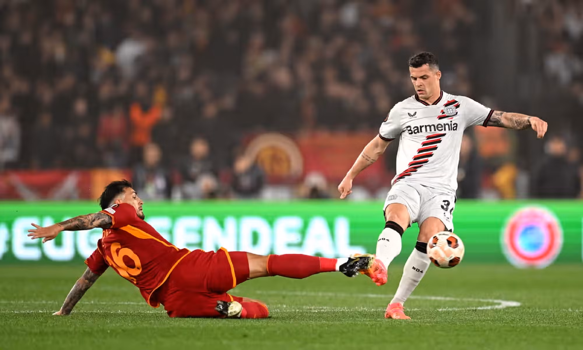 Đánh bại AS Roma, Leverkusen 