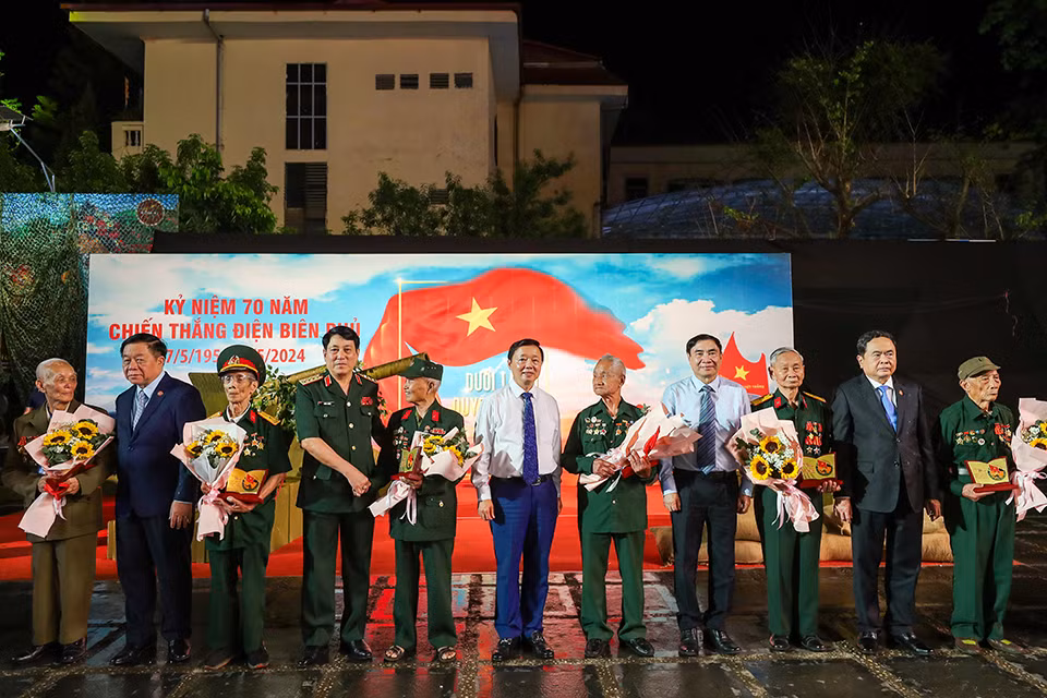Khắc họa bản anh hùng ca của quân và dân ta trong chiến dịch Điện Biên Phủ -0