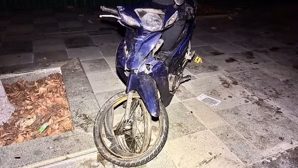 Tông vào vỉa hè, thanh niên đi xe máy tử vong