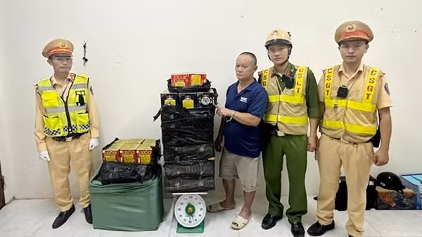 Bắt giữ 2 đối tượng vận chuyển, mua bán trái phép hơn 120 kg pháo nổ