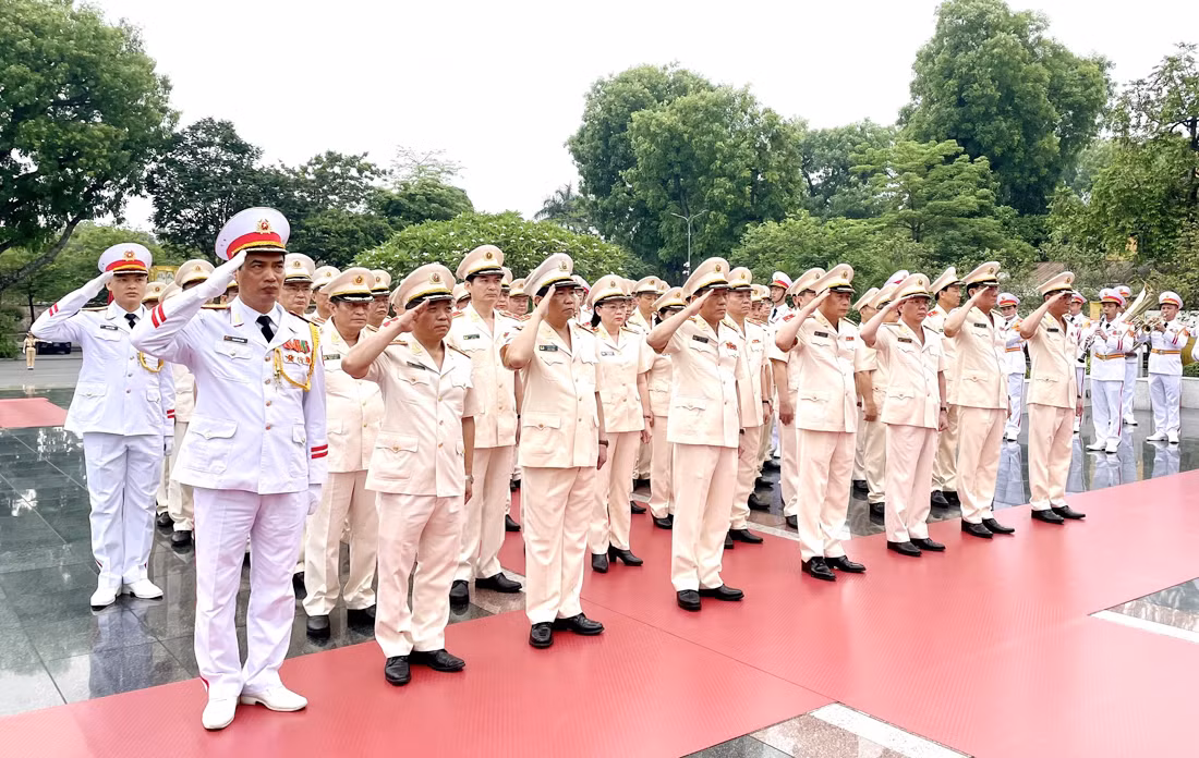 Lãnh đạo Bộ Công an vào Lăng viếng Chủ tịch Hồ Chí Minh -1