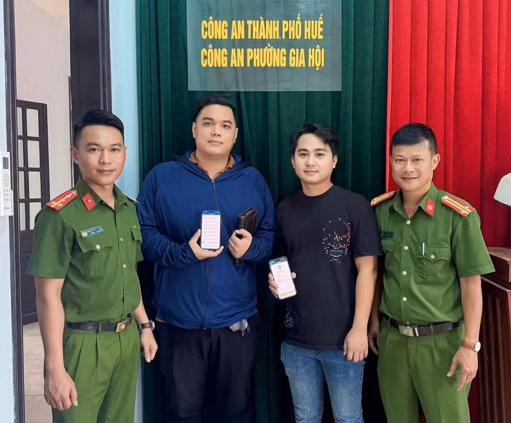 Trao trả lại 160 triệu đồng cho người chuyển khoản nhầm -0