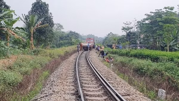 Nỗi lo đường ngang tự mở tiềm ẩn tai nạn trên tuyến đường sắt Bắc - Nam