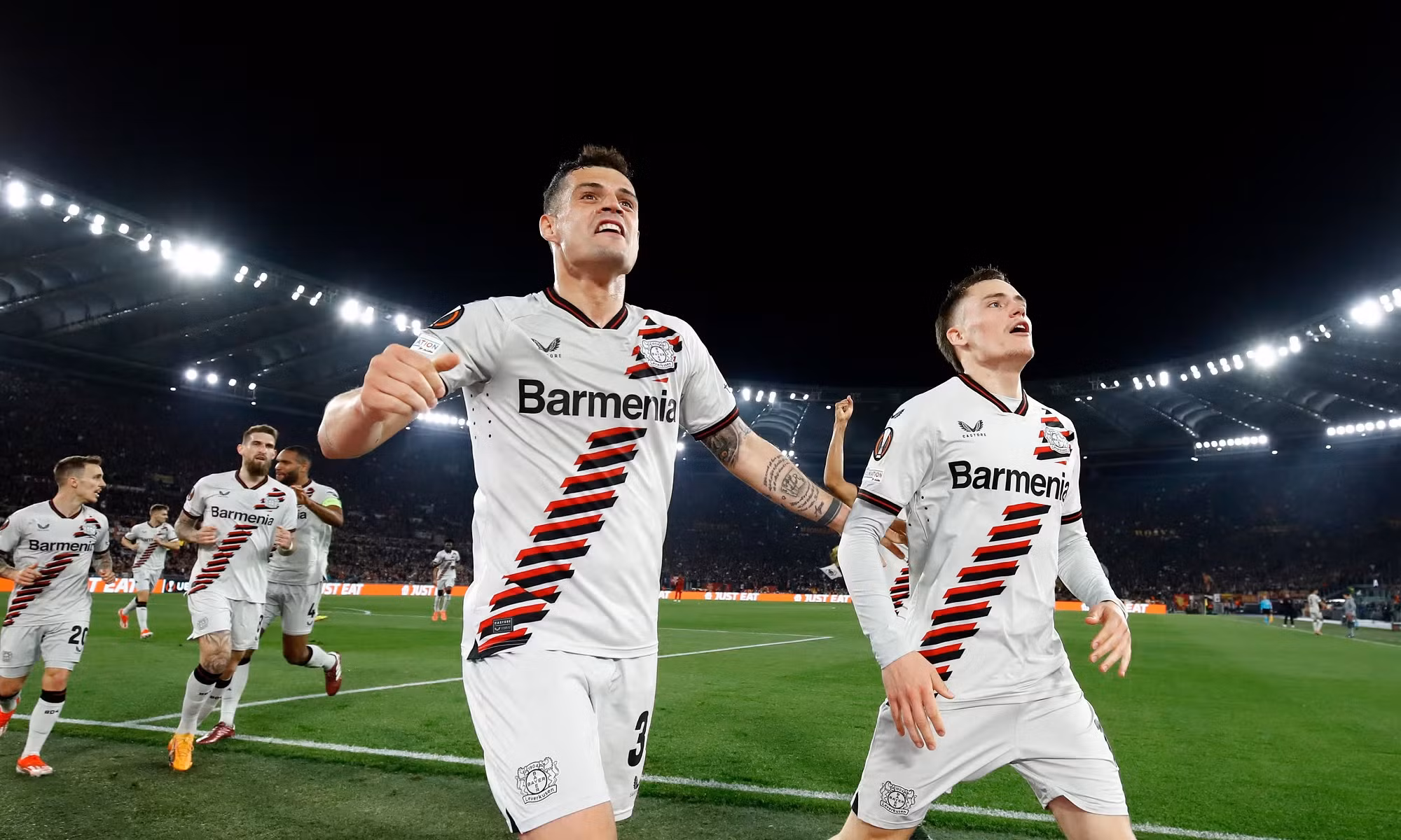 Đánh bại AS Roma, Leverkusen 