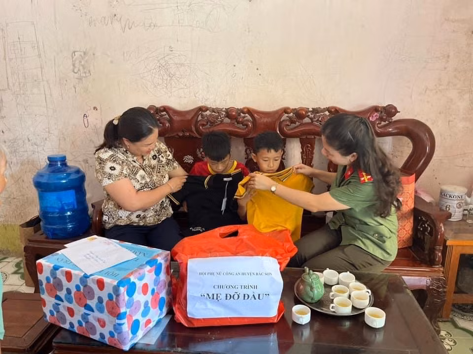 Những người mẹ đỡ đầu mang sắc phục Công an Nhân dân -0