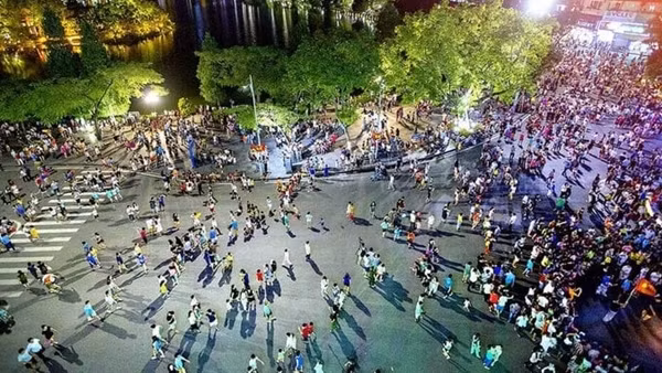 Hà Nội cấm tổ chức hội chợ ở phố đi bộ hồ Gươm
