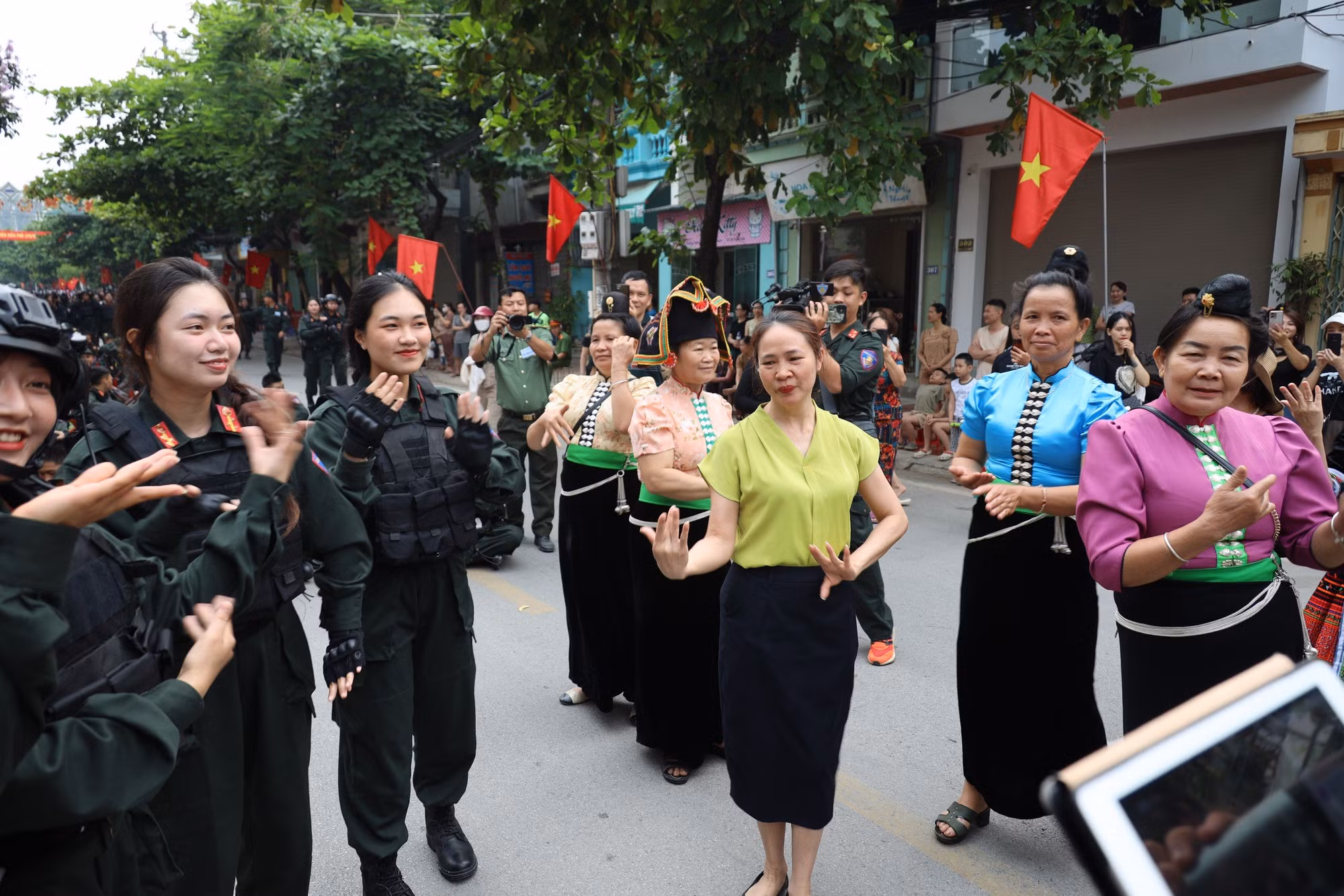 Thắm tình quân dân nơi mảnh đất Điện Biên anh hùng! -2