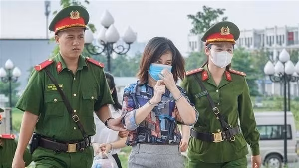 Nữ bị án trong vụ “Chuyến bay giải cứu” lại bị truy tố vì chiếm đoạt tài sản