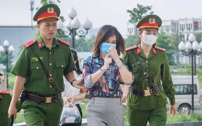 Nữ bị án trong vụ “Chuyến bay giải cứu” lại bị truy tố vì chiếm đoạt tài sản -0