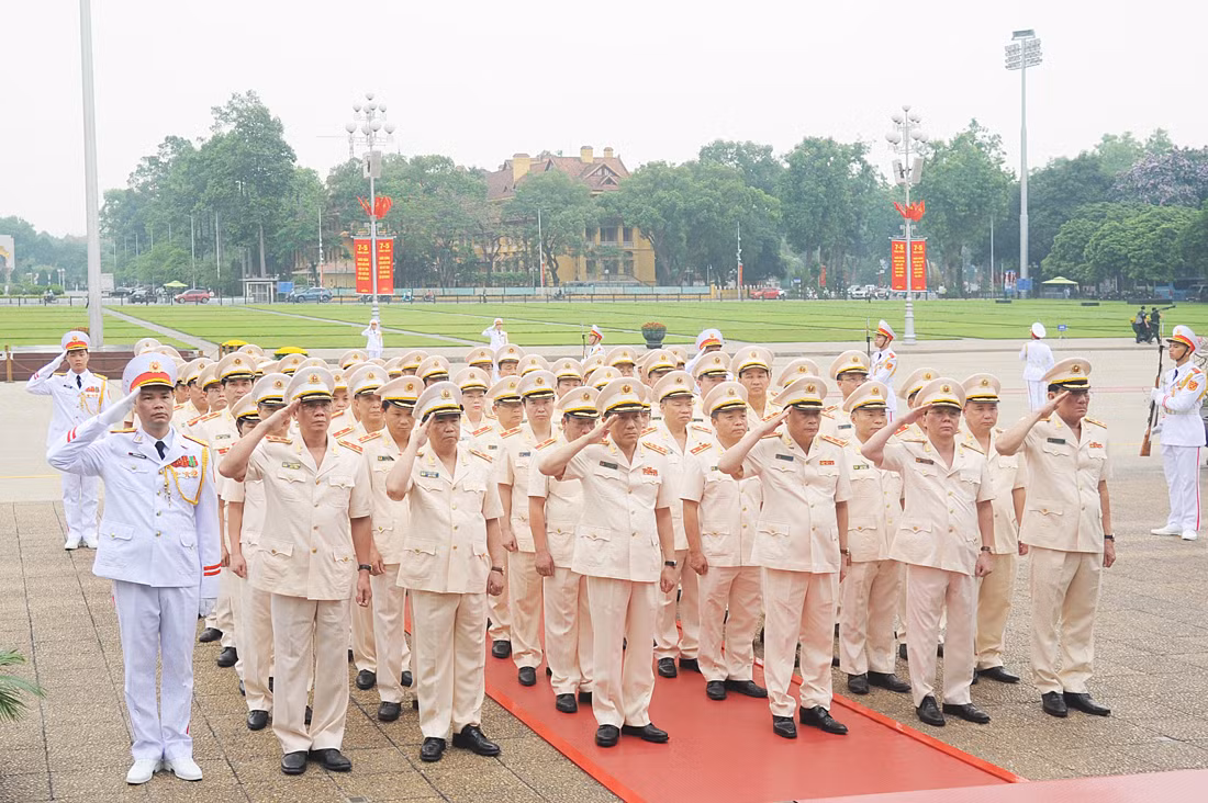 Lãnh đạo Bộ Công an vào Lăng viếng Chủ tịch Hồ Chí Minh -0