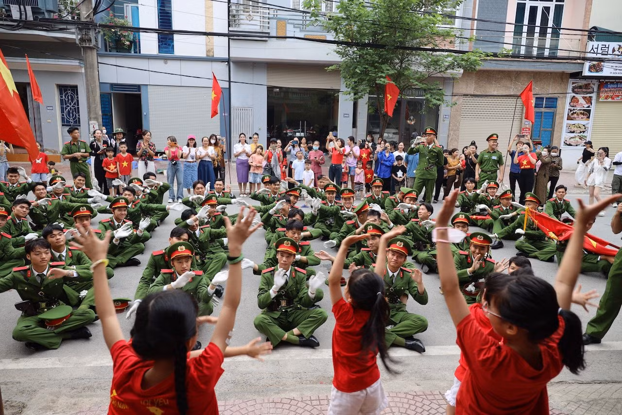 Thắm tình quân dân nơi mảnh đất Điện Biên anh hùng! -1