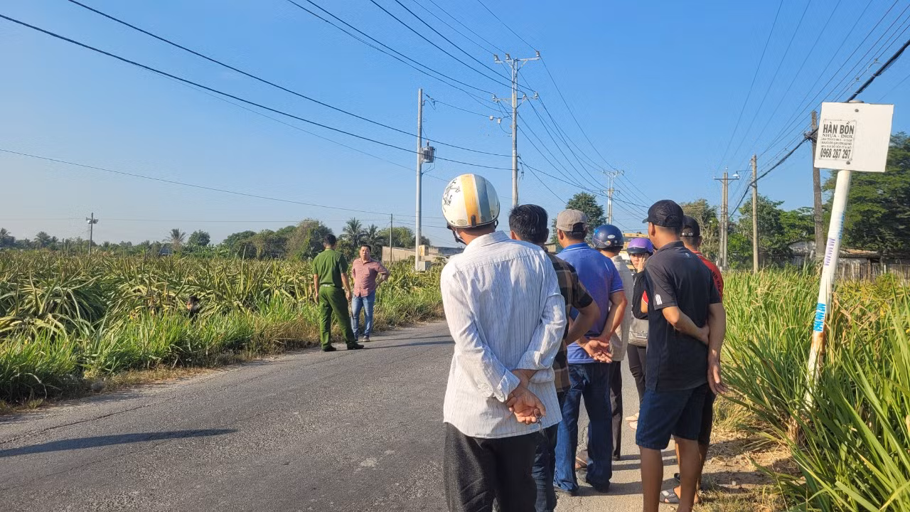 Nam thanh niên bị xe máy đè lên người, tử vong trong vườn thanh long -0