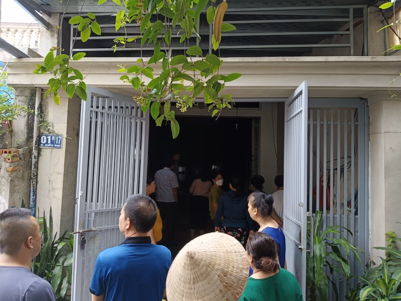Phát hiện 2 mẹ con tử vong trong ngôi nhà cháy -0