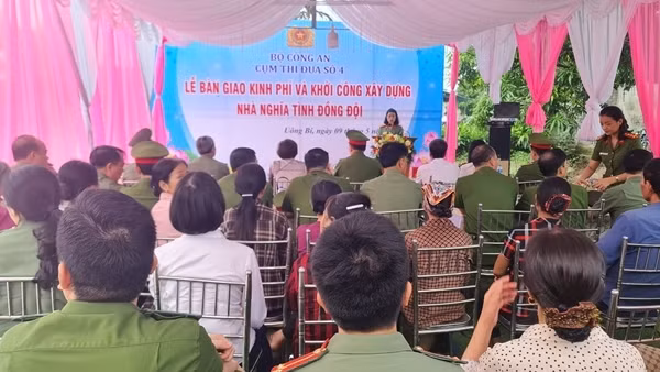 Cụm thi đua số 4 trao tặng kinh phí xây nhà nghĩa tình đồng đội