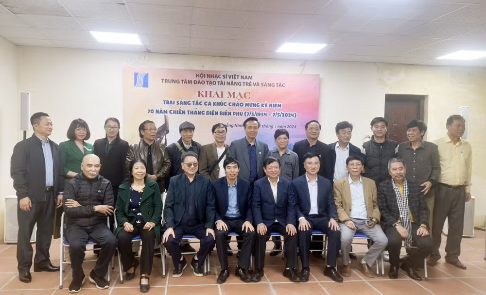 các nhạc sĩ tham dự trại sáng tác ca khúc chào mừng kỷ niệm 70 năm chiến thắng điện biên phủ .jpg -1