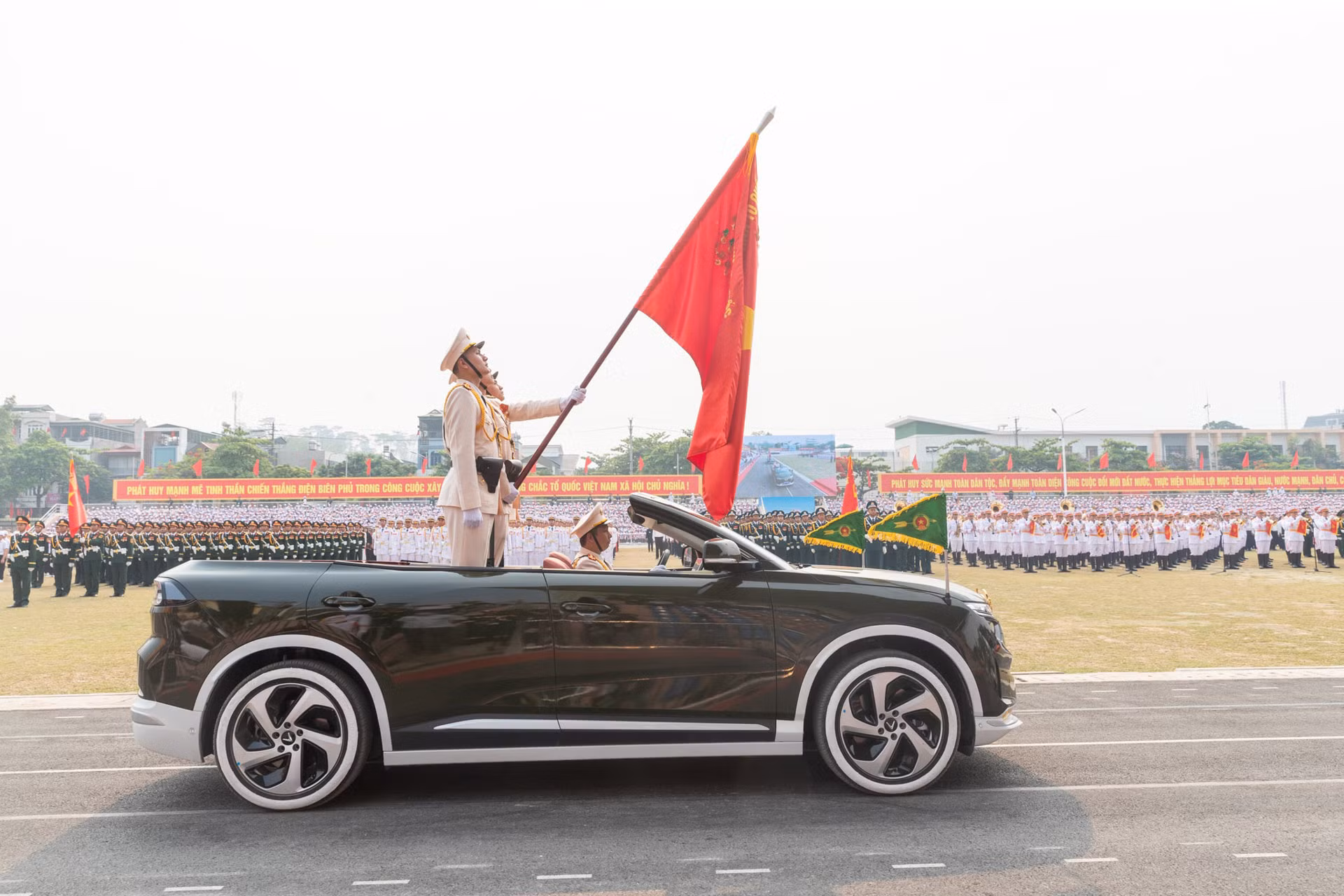 Điều ít biết về VinFast VF 8 mui trần chở Quân kỳ tại Lễ kỷ niệm 70 năm Chiến thắng Điện Biên Phủ -0