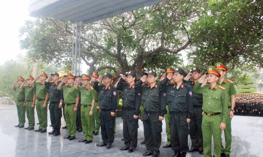Khối diễu binh, diễu hành CAND viếng nghĩa trang liệt sĩ -0