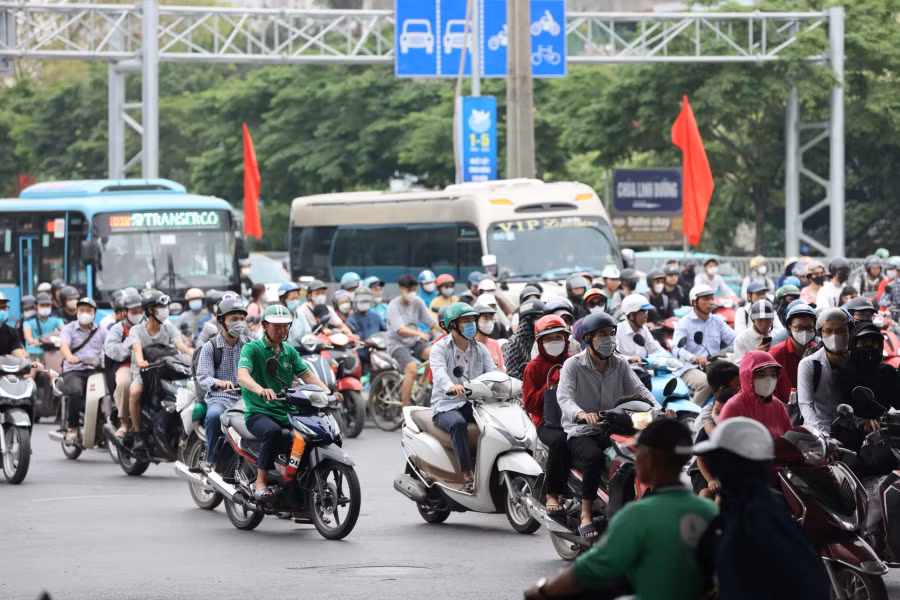 Ngày cuối nghỉ lễ 30/4-1/5: Xe khách vé đồng hạng, bến xe “oằn mình” đón người dân trở lại Thủ đô -0