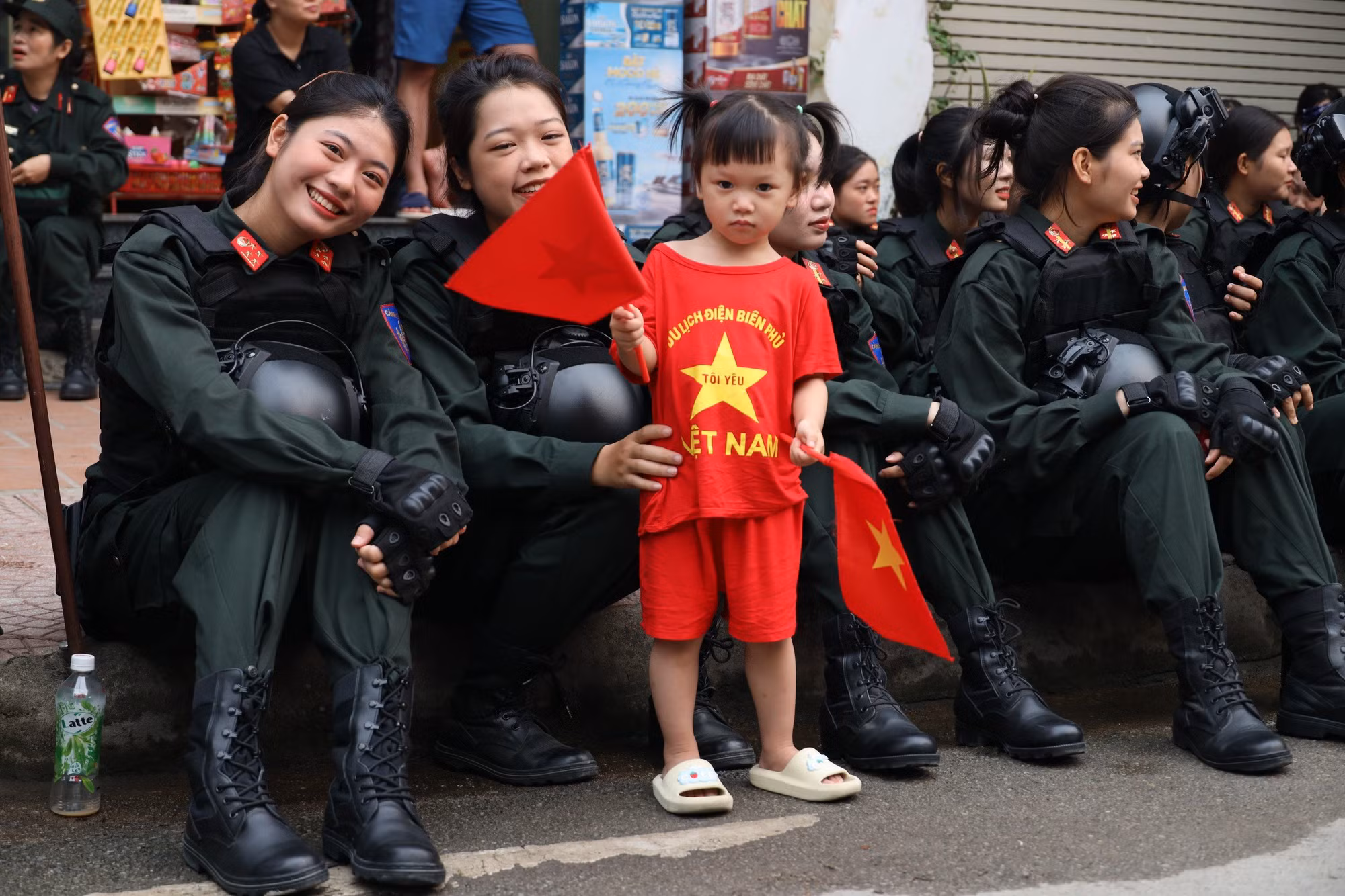 Thắm tình quân dân nơi mảnh đất Điện Biên anh hùng! -0