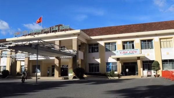 Một người tử vong, 5 người nhập viện sau khi ăn trưa