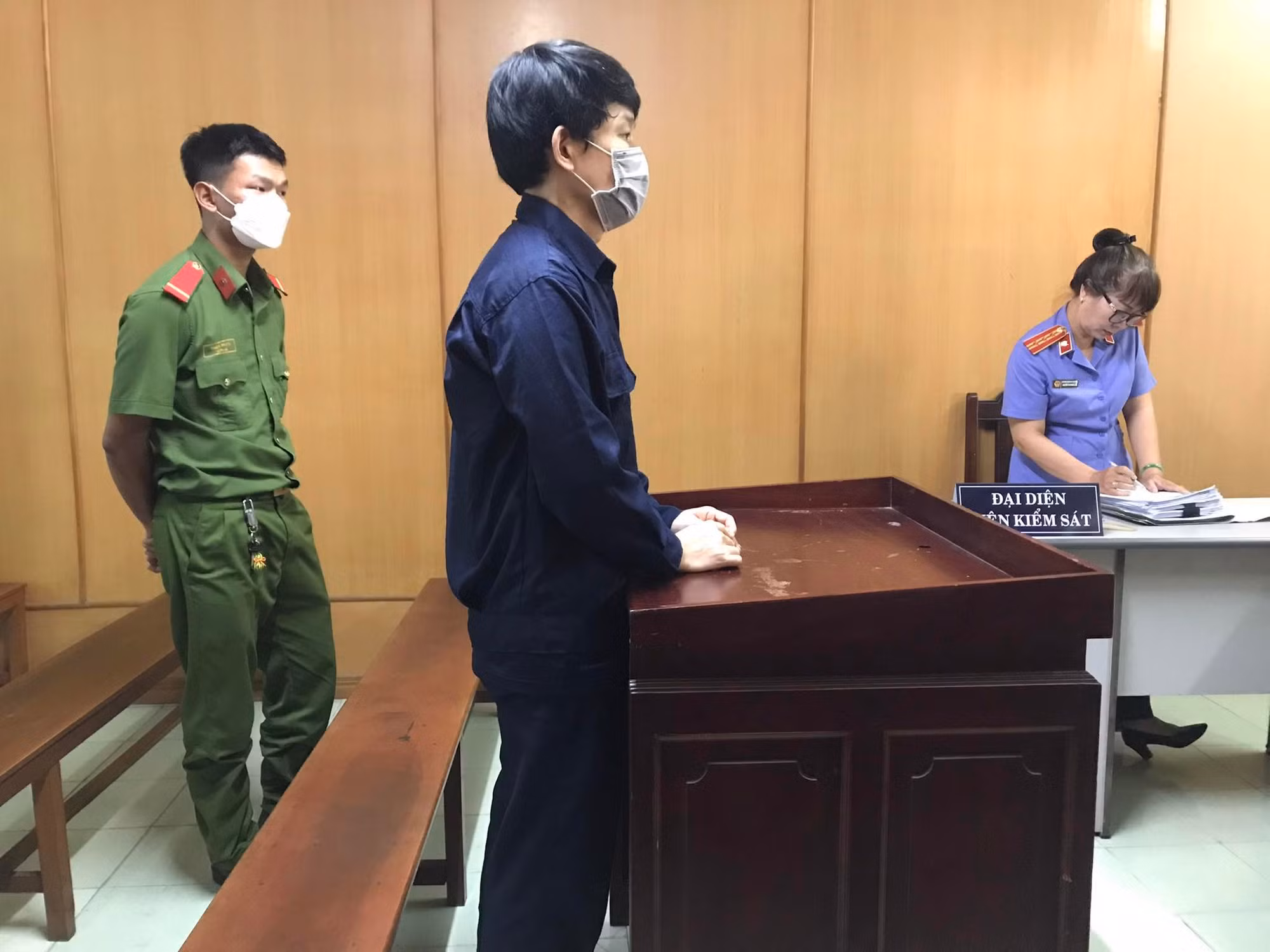 Ba lần đột nhập cửa hàng máy ảnh, “siêu trộm” lãnh án -0