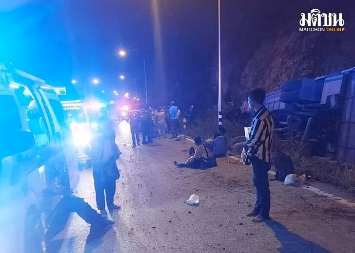 Xe buýt mất phanh lao vào vách núi gây nhiều thương vong -0