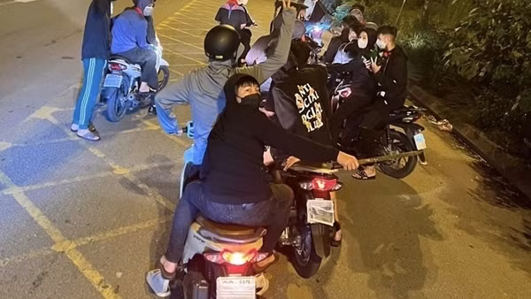 Bắt nhóm học sinh gây rối trật tự công cộng