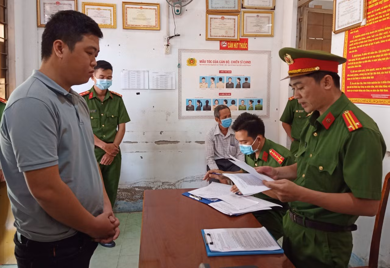 Bắt nhân viên ngân hàng lừa đảo 1,8 tỷ đồng bằng chiêu đáo hạn -0