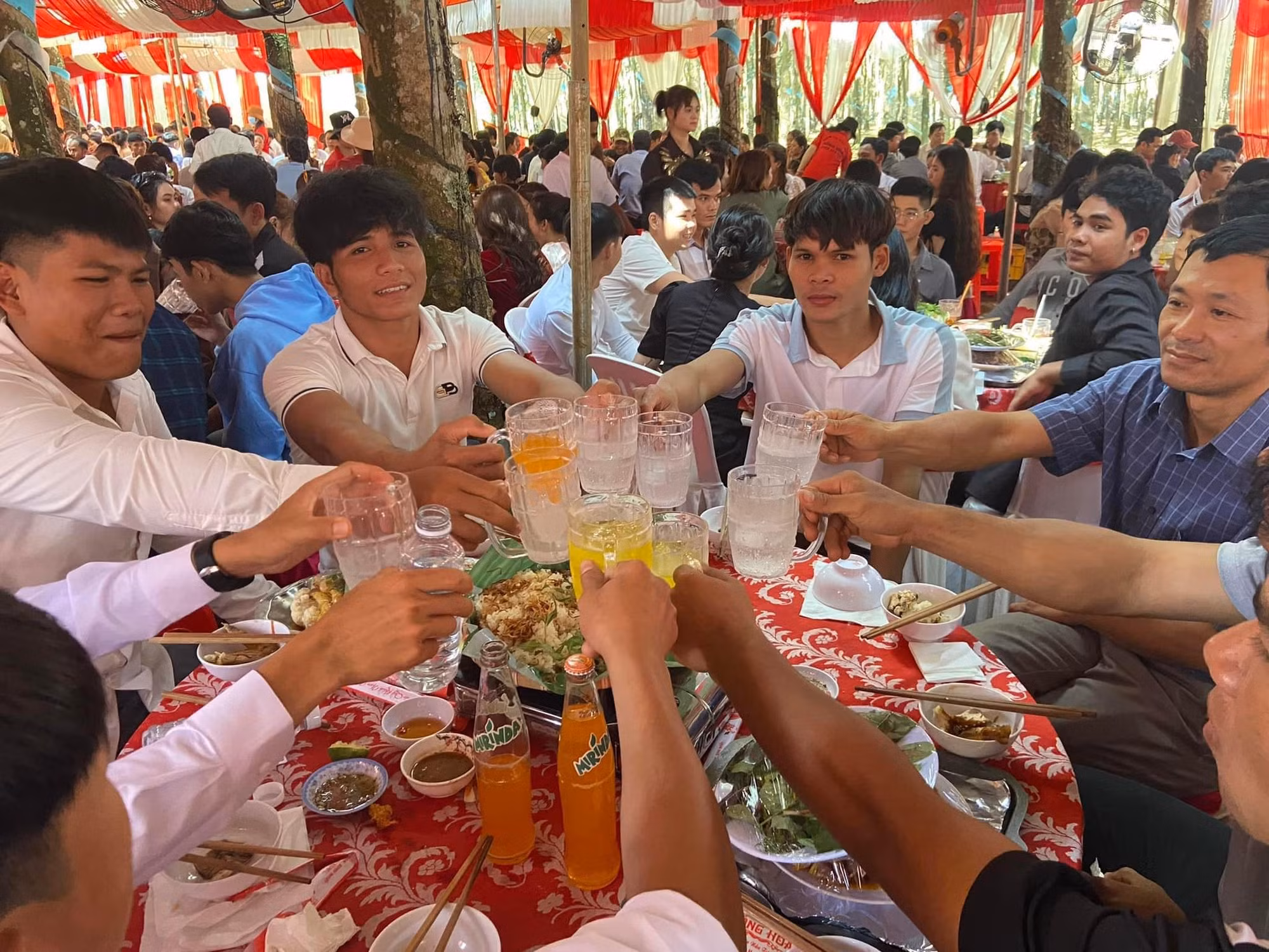 Đám cưới “3 không” -0